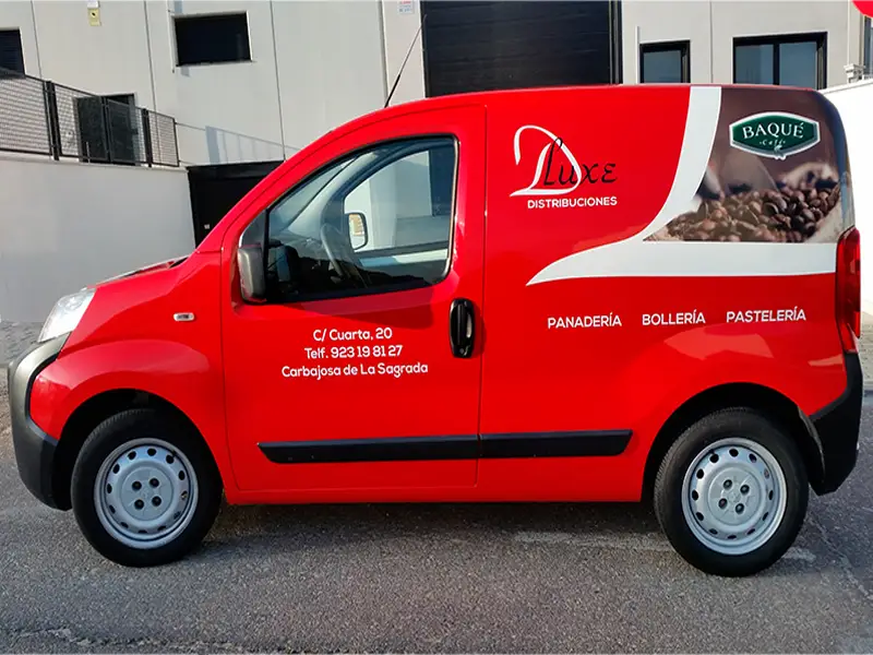 furgoneta roja de perfil de dluxe distribuciones